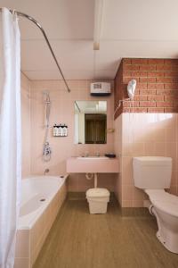 łazienka z wanną, toaletą i umywalką w obiekcie The Waterloo Hotel w mieście Swansea