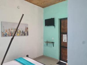 ein Schlafzimmer mit einem Bett und einem TV an der Wand in der Unterkunft Hotel Alcázar Real in Utica