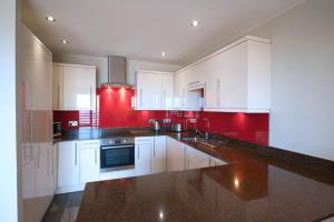 Gallery image of Stunning 3 bed seaview apartment in Musselburgh +15 photos