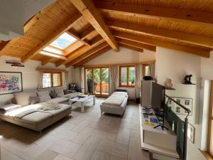 una sala de estar con techo abovedado con vigas de madera. en Chalet Casa Sharm, en Saas-Fee