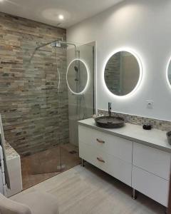 W łazience znajduje się szklana kabina prysznicowa i umywalka. w obiekcie Villa de standing proche Airbus et Meet w mieście Aussonne