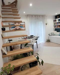 ein Wohnzimmer mit einer Treppe und einem Tisch in einem Zimmer in der Unterkunft Villa de standing proche Airbus et Meet in Aussonne