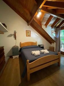 a bedroom with a bed with two towels on it at Departamentocasa zona centro in San Martín de los Andes