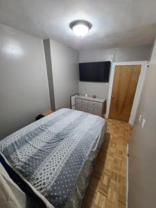 Ένα ή περισσότερα κρεβάτια σε δωμάτιο στο comfortable private apartment near Manhattan on train