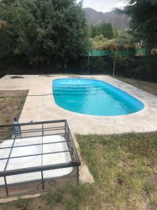 una gran piscina azul en un patio en Solares de Cacheuta en Cacheuta