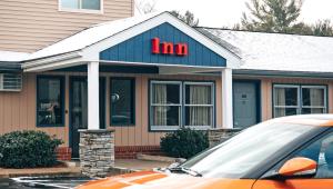 un bâtiment de mcdonalds avec un panneau en m dans l'établissement Quiet Corner Inn, à Brooklyn