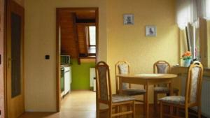 eine Küche und ein Esszimmer mit einem Tisch und Stühlen in der Unterkunft Ferienwohnung Kuhn in Weilbach