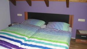 ein Bett mit zwei Kissen darauf in einem Schlafzimmer in der Unterkunft Ferienwohnung Kuhn in Weilbach