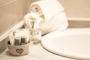 un baño con inodoro y lavabo en La Torre Guest House, en Roma 24 fotos más