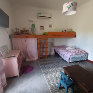a small room with a bunk bed and a desk at Los Cardales Mia in Los Cardales