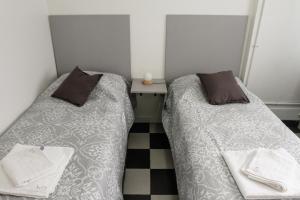 dos camas sentadas una al lado de la otra en una habitación en Temporales Ushuaia - Casa Magallanes en Ushuaia