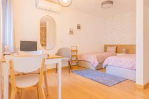1 dormitorio con escritorio, ordenador y cama en Porto Island, en Oporto