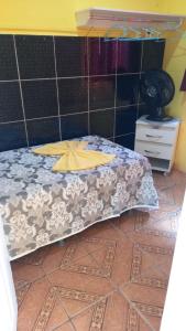 1 dormitorio con cama con colcha en Ótimo apartamento, en Manaus