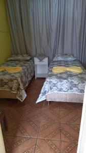 2 camas en una habitación con suelo en Ótimo apartamento, en Manaus