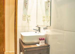 Kamar mandi di Mako´s Hotel