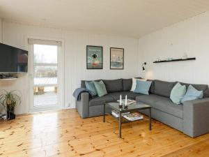 sala de estar con sofá y mesa en Holiday home Karrebæksminde LIII, en Karrebæksminde