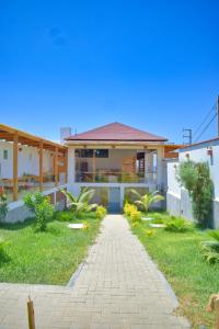 een huis met een pad ervoor bij Prim Hotel Vichayito in Vichayito