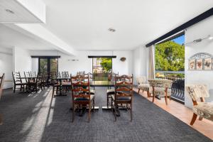 a dining room with a table and chairs at Alloggio Hamilton Brisbane Airport in Brisbane