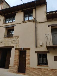 un edificio con ventanas y balcones. en CASA RURAL LES ROQUETES, en Ráfales