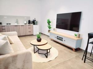 TV a/nebo společenská místnost v ubytování אגם בטבע