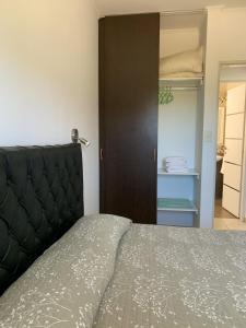 een slaapkamer met een bed met een zwart hoofdeinde en een kast bij Departamento Catalina Ⅰ in Federación
