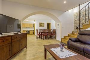 TV a/nebo společenská místnost v ubytování Villa Rina in Barat (Haus für 6-8 Personen)