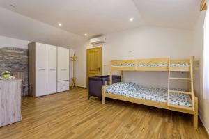 Łóżko lub łóżka w pokoju w obiekcie Villa Rina in Barat (Haus für 6-8 Personen)
