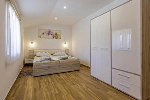 Łóżko lub łóżka w pokoju w obiekcie Villa Rina in Barat (Haus für 6-8 Personen)