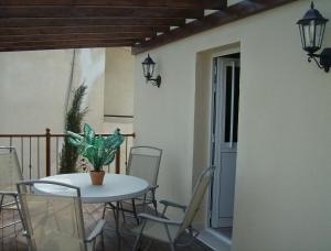 een tafel en stoelen op een balkon met een tafel bij Patriko Village Home in Pissouri