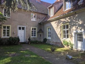 een huis met een witte deur en een tuin bij Haus Keppelborg: ZI Rosina mit Burggartenblick in Heek