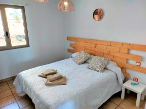 una camera da letto con un letto e due asciugamani di Casa El Secreto a Playa Jandia