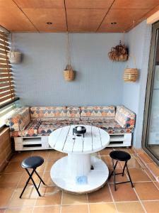 un soggiorno con divano, tavolo e sedie di Casa El Secreto a Playa Jandia