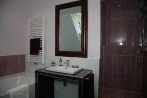黑克的住宿－Haus Keppelborg: ZI Antonia mit Kirchplatzblick，一间带水槽、浴缸和镜子的浴室