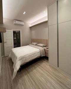 En eller flere senger på et rom på Palácio quitandinha apartamento luxo