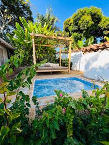 una piscina en un jardín con pérgola en CASA CAFUNE - BARICHARA, en Los Cedros