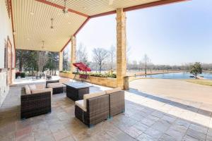 Un patio con sofás, una mesa y un columpio. en Texas Ranch House with 5 Bedroom and Fish Pond, en Dallas