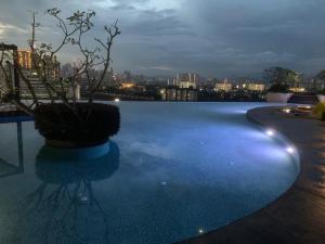 吉隆坡的住宿－28 Boulevard Studio 高级环境向河跟 KL 美景，一座建筑物顶部的游泳池,上面有盆栽植物