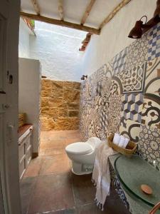 y baño con aseo y lavamanos. en CASA CAFUNE - BARICHARA, en Los Cedros