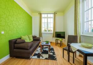 sala de estar con sofá y mesa en Landhaus Christophorus en Forbach