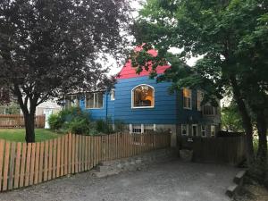 ein blaues und rotes Haus mit einem Zaun in der Unterkunft State Street Cottage, Suite 1 in Pullman