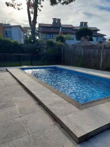 una piscina frente a una casa en Dunas del Sur II en Villa Gesell