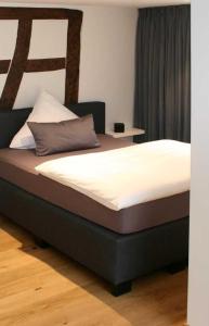 Ein Bett oder Betten in einem Zimmer der Unterkunft Adlerhorst - Boarding House