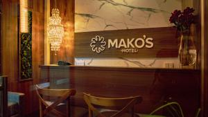 Sertifikat, penghargaan, tanda, atau dokumen yang dipajang di Mako´s Hotel
