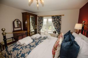 a bedroom with a bed and a window at Milkmaids Cottage - Rudge Farm Cottages in Bridport