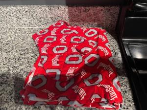 コロンバスにあるKing Size with OSU Theme!のカウンターに座った赤いコークス袋