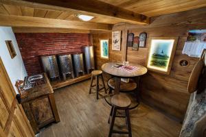 une chambre avec une table et des tabourets dans une cabine dans l'établissement Holiday home in Mirna Pec Kranjska Krain 43928, à Mirna Peč