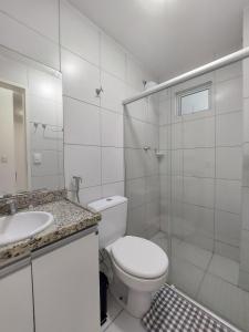 Ένα μπάνιο στο Apartamento encantador no Edifício Manhattan