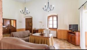 Televízia a/alebo spoločenská miestnosť v ubytovaní Casa Rural VILLAMADA