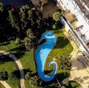 an aerial view of a blue sculpture in the grass at Palácio quitandinha apartamento luxo in Petrópolis