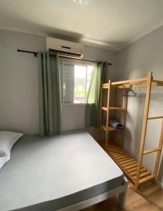 מיטה או מיטות קומותיים בחדר ב-Hostel Floripa Lake House Lagoa Conceiçao 24HORAS
